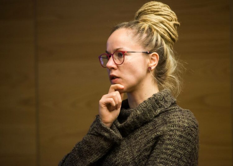 Hanna Sarkkinen jätti tupakantumpeista kirjallisen kysymyksen tällä viikolla.