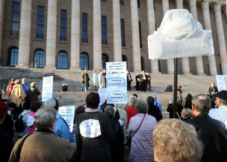 Omaishoitajien asema on samanlainen ikuisuusasia kuin esimerkiksi vanhushoivan epäkohdat. Omaishoitajat osoittamassa mieltä vuonna 2008.