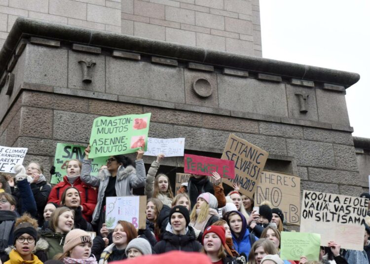 Nuoria kansainvälisen ilmastolakon marssilla Helsingissä 15. maaliskuuta.
