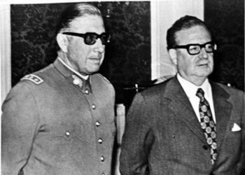 Päiväämättömässä kuvassa vallan kaapannut kenraali Augusto Pinochet ja Chilen presidentti Salvador Allende vielä vierekkäin.