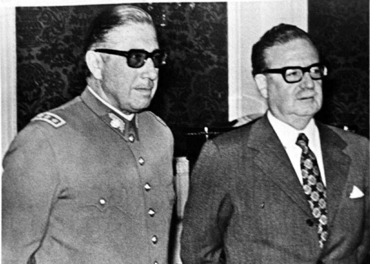 Päiväämättömässä kuvassa vallan kaapannut kenraali Augusto Pinochet ja Chilen presidentti Salvador Allende vielä vierekkäin.