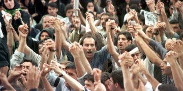 Iranilaisia opiskelijoita osoittamassa mieltään vapaamman yhteiskunnan puolesta.