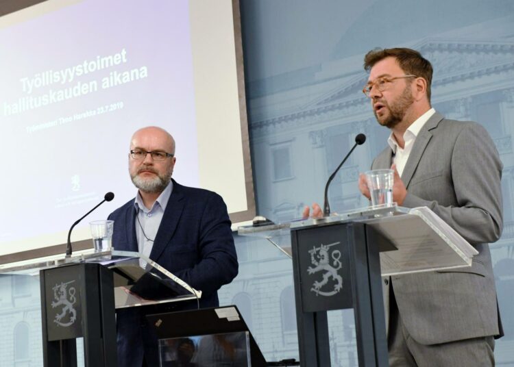 Tutkimusjohtaja Heikki Räisänen (vas.) ja työministeri Timo Harakka esittelivät hallituksen työllisyyshankkeita tiistaina.