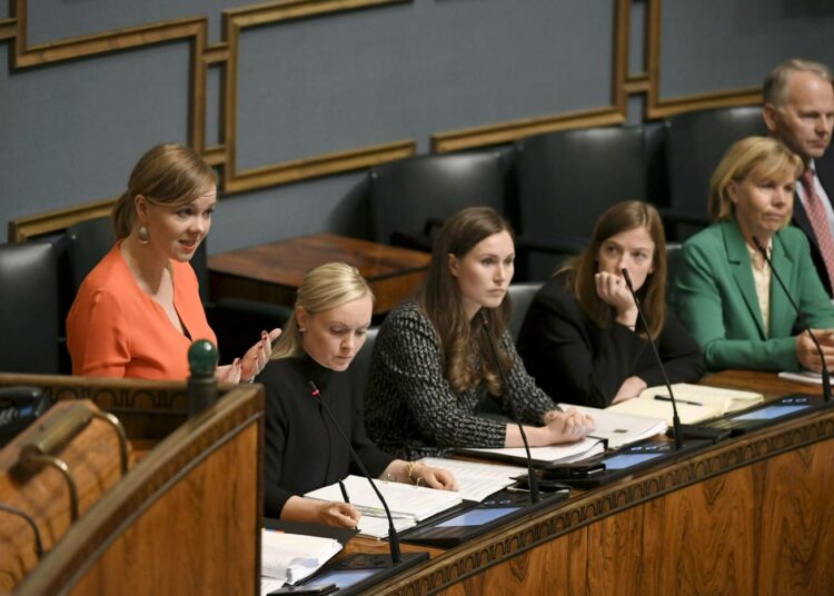 Elinkeinoministeri Katri Kulmuni (vas.) vastausvuorossa eduskunnan suullisella kyselytunnilla 17. lokakuuta, vieressä ministerit Maria Ohisalo, Sanna Marin, Li Andersson, Anna-Maja Henriksson ja Jari Leppä.