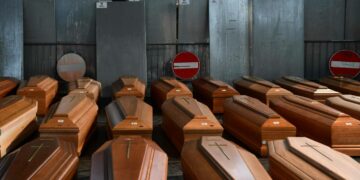 Italiassa varastot täyttyvät ruumisarkuista. Ihmisiä kuolee koronavirukseen enemmän kuin ehditään haudata.