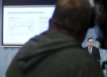 Valtiovarainministeriön finanssineuvos Jukka Railavo esitteli koronakriisin vaikutuksia reaalitalouteen torstaina.