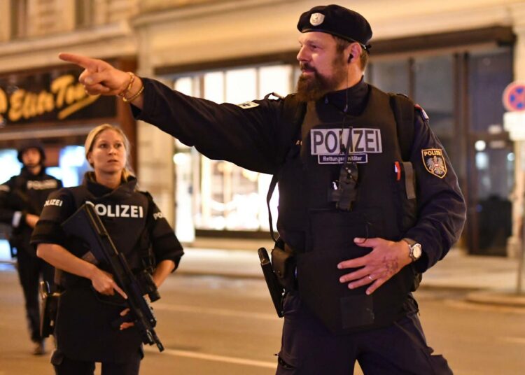 Poliisi jahtaa terrori-iskun tekijöitä Itävallan pääkaupungissa Wienissä.