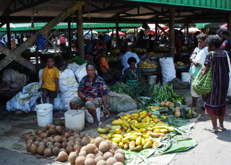 Papua-Uusi-Guinea on koronavirukselle otollinen maaperä, sillä epäluulo rokotuksia kohtaan on suuri jopa terveydenhoitohenkilöstön keskuudessa. Pääkaupunki Port Moresbyn tori ei liene maailman koronaturvallisinta seutua.