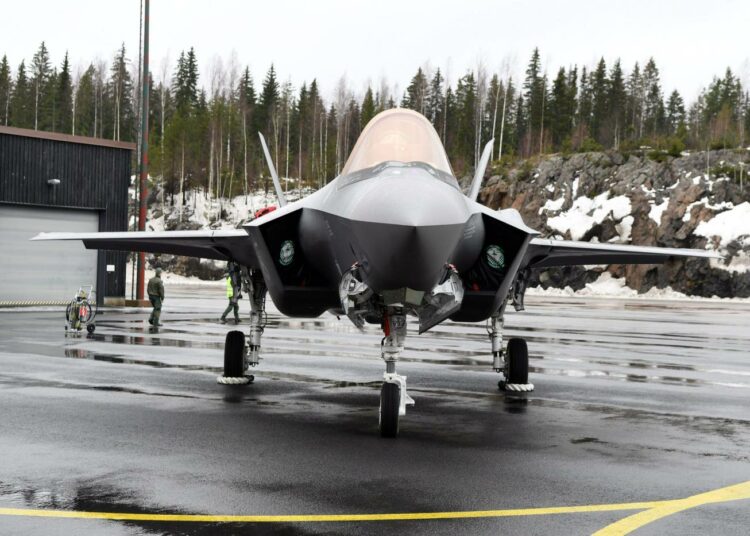 Kirjoittajan mukaan pentagonismi näkyy myös HX-hävittäjähankkeessa: valituksi tuli kone, joka sitoo meidät USA:n geopoliittiseen strategiaan, josta Suomi ei voi irtaantua edes silloin kun mahdollisesti haluaisi.