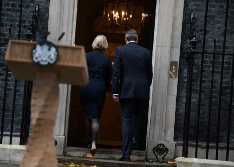 Britannian pääministeri Liz Truss käveli eroilmoituksensa jälkeen puolisonsa kanssa pääministerin virka-asuntoon.