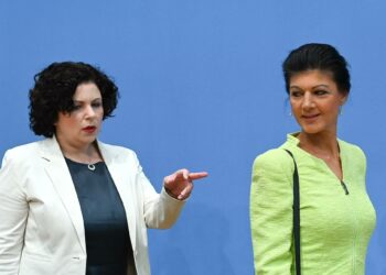 Sahra Wagenknecht (oik.) ilmoitti maanantaina uuden puolueen perustamisesta. Mukana tiedotustilaisuudessa oli myös Amira Mohamed Ali.