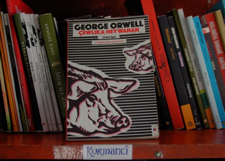 Kurmandžinkielinen painos George Orwellin klassikkoteoksesta Eläinten vallankumous.
