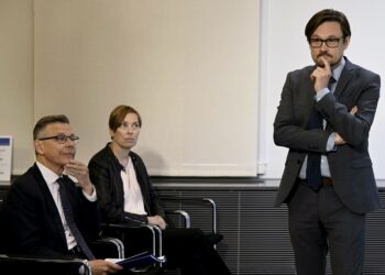 Valtiovarainministeriön ylijohtaja, osastopäällikkö Mikko Spolander (vas.), finanssineuvos Jenni Pääkkönen ja finanssineuvos Janne Huovari esittelivät VM:n talousennusteen maanantaina. VM ennusti vuonna 2023, että vuonna 2025 työttömyysaste olisi 6,6. Nyt se on yli 3 prosenttiyksikköä heikompi.