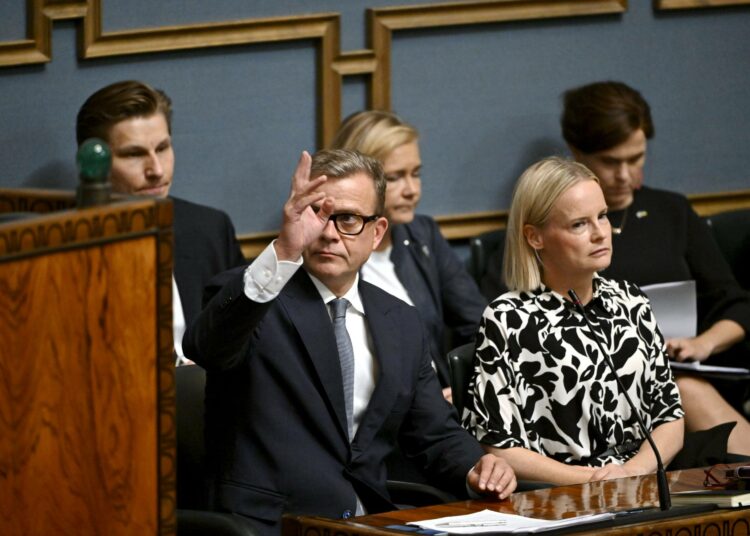 Pääministeri Petteri Orpo ja valtiovarainministeri Riikka Purra ajavat Suomeen tiukkaa velkajarrua. Monien asiantuntijoiden mielestä siitä olisi enemmän haittaa kuin hyötyä.