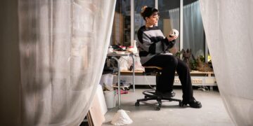 Mariam Falaileh pitää kuvanveistoa kutsumuksenaan.