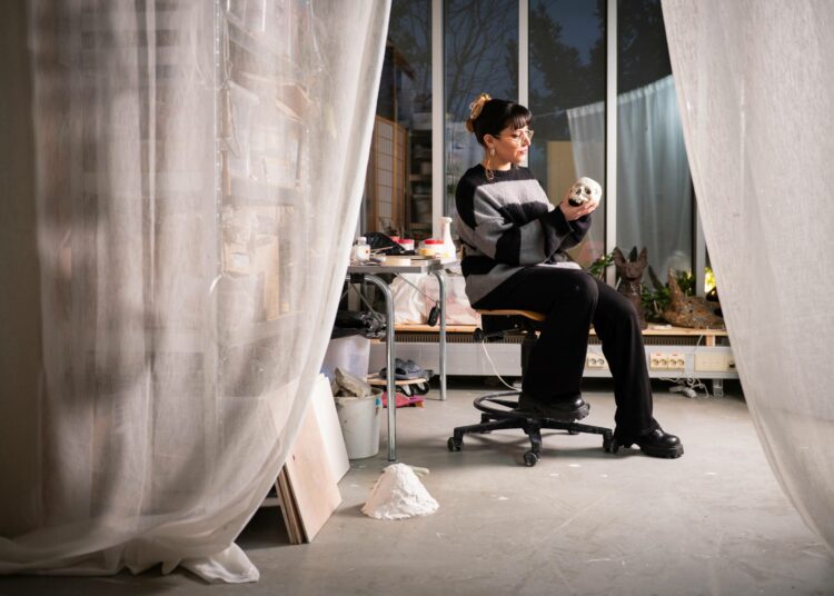 Mariam Falaileh pitää kuvanveistoa kutsumuksenaan.