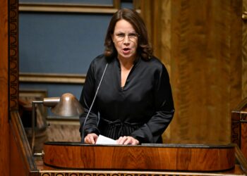 Veronika Honkasalo eduskunnan täysistunnossa keskiviikkona.