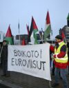 Sumud - Suomen Palestiina -verkosto vaatia Yleä boikotoimaan Euroviisuja, jos Israel osallistuu niihin. Verkoston järjestämä mielenosoitus oli Ylen Mediatalon edessä 8. joulukuuta.