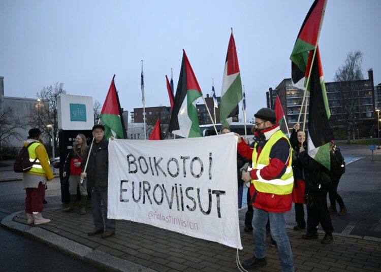 Sumud - Suomen Palestiina -verkosto vaatia Yleä boikotoimaan Euroviisuja, jos Israel osallistuu niihin. Verkoston järjestämä mielenosoitus oli Ylen Mediatalon edessä 8. joulukuuta.