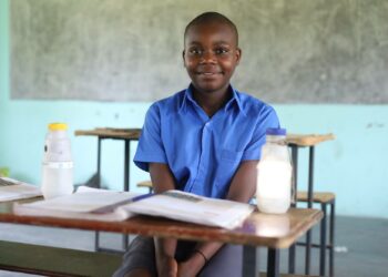 Monica Ben koululuokassaan Manyoshwan peruskoulussa Sekessä, Zimbabwessa.