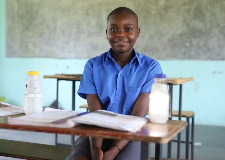 Monica Ben koululuokassaan Manyoshwan peruskoulussa Sekessä, Zimbabwessa.