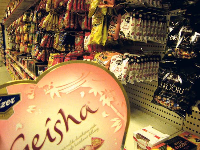 Lapset syövät entistä enemmän karamellia ja muita herkkuja, kun pakkausten koot ovat kasvaneet.