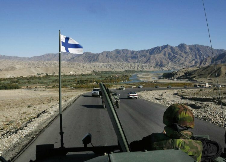 Suomalainen Pasi-ajoneuvo Surobin alueella Afganistanissa marraskuuta 2006.