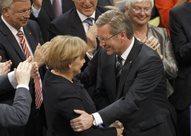 Saksan liittokansleri Angela Merkel onnittelee Saksan presidentiksi valittua Christian Wulffia.