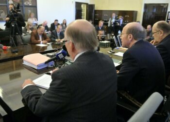 Perustuslakivaltiokunnan päätös syntyi yksimielisesti, mutta keskustalaiset jäsenet jättivät eriävän mielipiteen. Kuvassa eduskunnan perustuslakivaliokunnan puheenjohtaja Kimmo Sasi (kesk.), varapuheenjohtaja Jacob Söderman (oik.) ja valiokunnan jäsen Hannes Manninen (keskusta).
