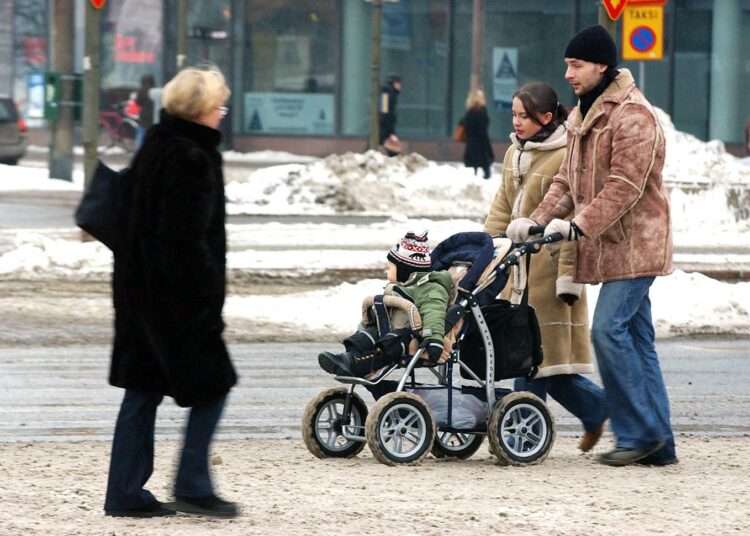 Vasemmiston naiset muistuttavat perhevapaiden merkityksestä palkkatasa-arvon toteutumisessa.