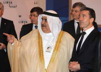 Bahrainin ulkoministeri Khalid bin Ahmed al-Khalifa ja Naton pääsihteeri Anders Fogh Rasmussen, kuva huhtikuun puolivälistä.