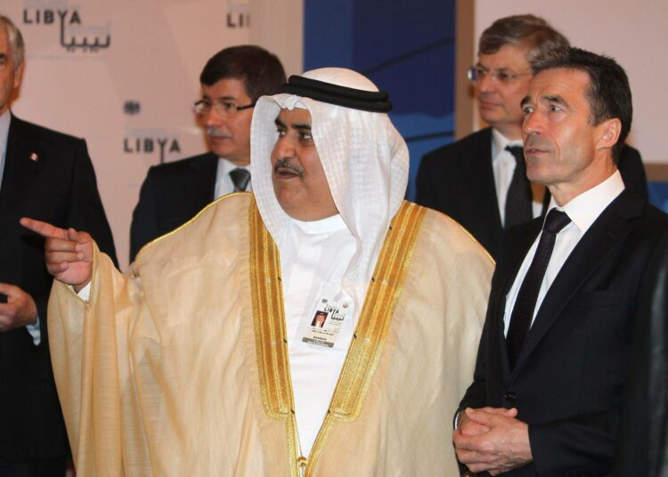 Bahrainin ulkoministeri Khalid bin Ahmed al-Khalifa ja Naton pääsihteeri Anders Fogh Rasmussen, kuva huhtikuun puolivälistä.