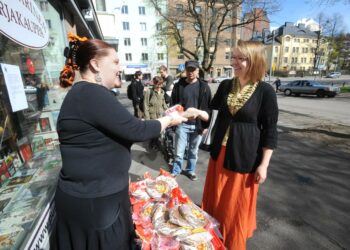 Elmeri Vehkala sai idean perjantaina ja nyt se jo toteutuu: ilmaista leipää jaetaan mielenilmauksena välittävän ja kaikille avoimen Kallion puolesta.
