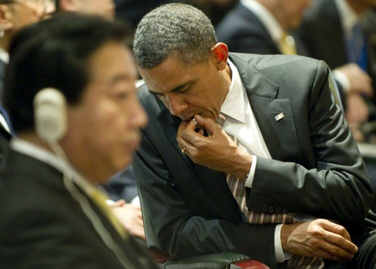 Presidentti Barack Obama heittää käytetyn purukumin roskakoriin Itä-Aasian huippukokouksessa.