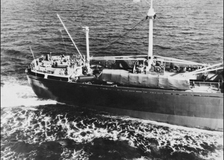 Kuvassa marraskuun 9. päivältä 1962 kriisi on väistynyt ja neuvostoliittolainen rahtilaiva Anosov kuljettaa ohjuksia pois Kuubasta.