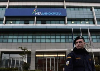 Kreikassa kasvaneet väkivaltaisuudet ovat kohdistuneet myös poliittisiin instituutioihin. Konservatiivipuolueen päämajaa ammuttiin maanantaina.