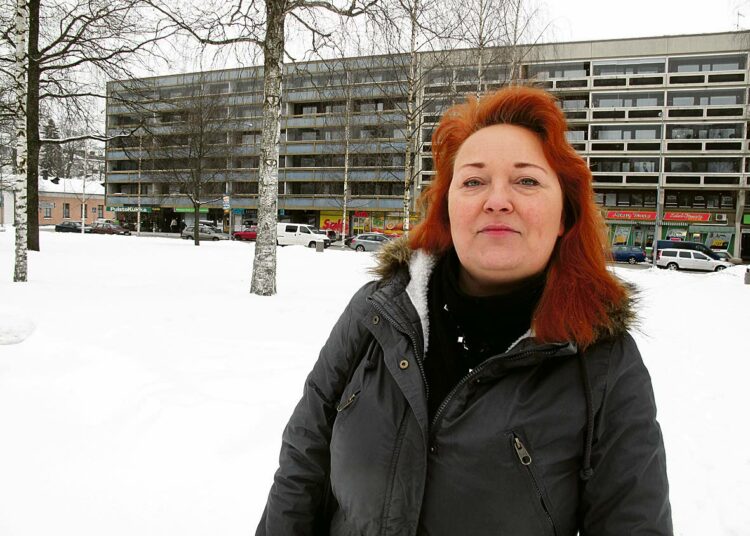 Sari Suomela on väliaikaisella työkyvyttömyyseläkkeellä. Ulos lähteminen on välillä vaikeaa, näin ollen myös työllistyminen.