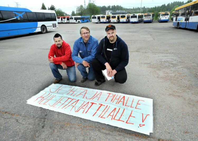 Veolian pääluottamusmies Jani Hartikka (oik.), AKT:laisen ammattiosaston sihteeri Timo Tulilahti ja työsuojeluvaltuutettu Jari Rintala.