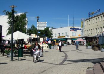 Jalankulkuvyöhykkeellä päivittäisen liikkumisen mahdollisuudet ovat monipuoliset. Kuva Imatran keskustasta.