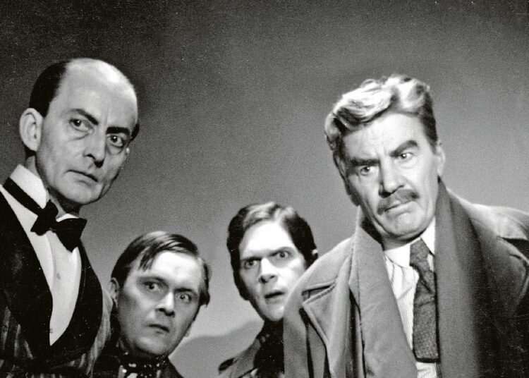 Komisario Palmun erehdys oli vuoden 1960 yleisö- ja arvostelumenestys. Kuvassa vasemmalta hovimestari Viljanen ”Batler” (Leevi Kuuranne), etsivä Kokki (Leo Jokela), Toivo, komisario Palmun apulainen (Matti Ranin) ja Komisario Palmu (Joel Rinne).