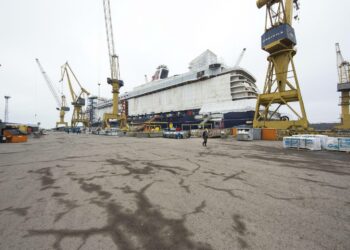 Varusteluvaiheessa oleva NB-1383 Mein Schiff 3 -alus STX Finlandin Turun telakalla helmikuussa 2014.