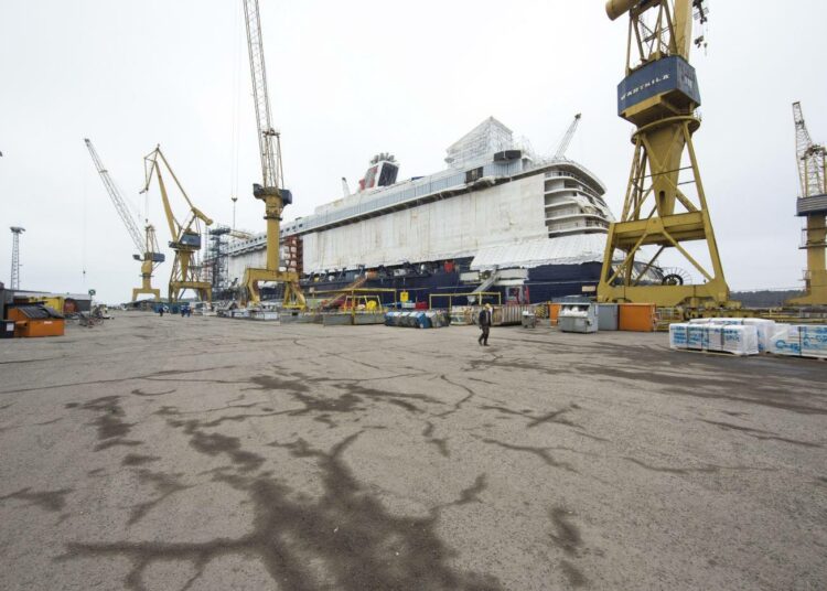 Varusteluvaiheessa oleva NB-1383 Mein Schiff 3 -alus STX Finlandin Turun telakalla helmikuussa 2014.