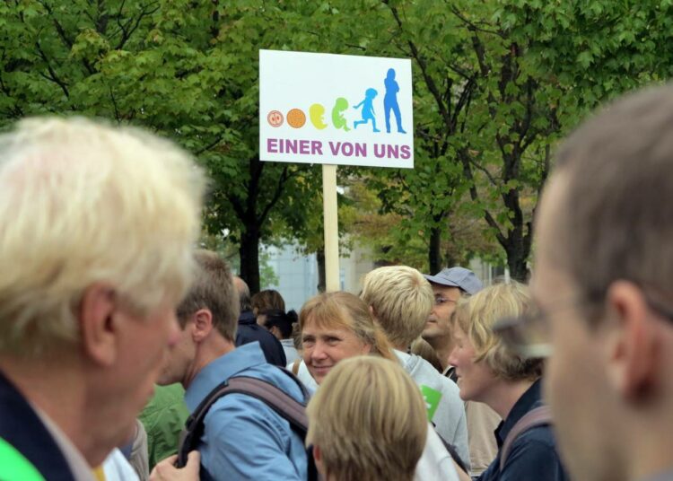 Aborttioikeuden vastustajat ja kannattajat osoittivat mieltä Berliinissä.
