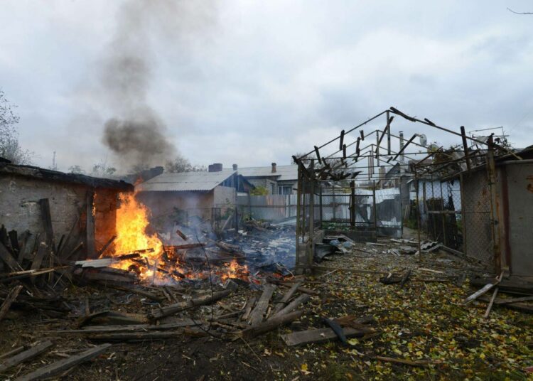 Ukrainassa on tulitauko, mutta tämä talo Donetskin lähellä paloi raketin osuttua siihen lauantaina 18. lokakuuta.