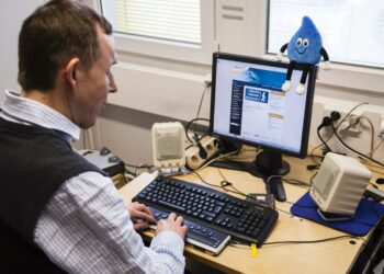 Näkövammaisten keskusliiton esteellisyystutkimuksen mukaan yhdenkään puolueen nettisivut eivät olleet esteettömiä. Pistekirjoitusta esittelemässä Näkövammaisten keskusliiton IT-asiantuntija Jari Mikola.