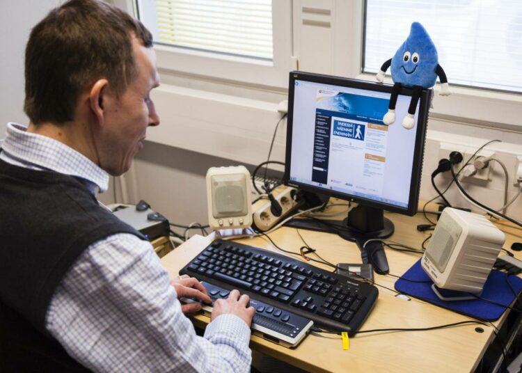 Näkövammaisten keskusliiton esteellisyystutkimuksen mukaan yhdenkään puolueen nettisivut eivät olleet esteettömiä. Pistekirjoitusta esittelemässä Näkövammaisten keskusliiton IT-asiantuntija Jari Mikola.