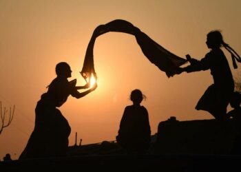 Pakistanilaisia tyttöjä leikkimässä Lahoren slummialueella. Monet köyhät tytöt päätyvät jo nuorina huonosti palkattuun kotiapulaisen työhön.