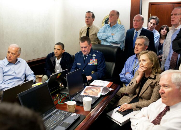 Valkoinen talo julkisti Osama bin Ladenin surmaoperaation jälkeen kuvan presidentti Barack Obaman henkilökunnasta katsomassa videolähetystä Abbottabadin yllä lentäneestä sotalennokista.