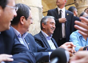 Kyproksen presidentti Nikos Anastasiades ja Pohjois-Kyproksen presidentti Mustafa Akinci istahtivat sovintoneuvottelujen aluksi kahville Kyproksen jaetun pääkaupungin Nikosian keskustassa.