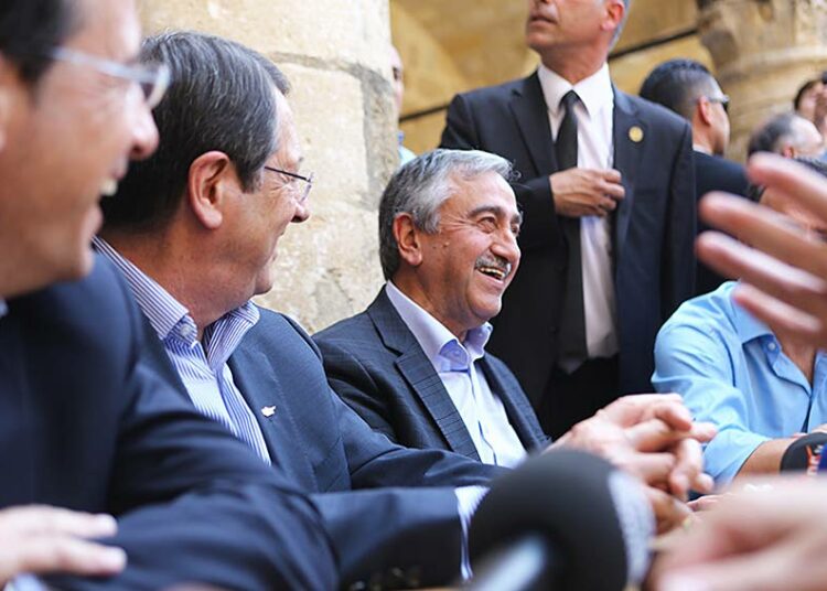 Kyproksen presidentti Nikos Anastasiades ja Pohjois-Kyproksen presidentti Mustafa Akinci istahtivat sovintoneuvottelujen aluksi kahville Kyproksen jaetun pääkaupungin Nikosian keskustassa.